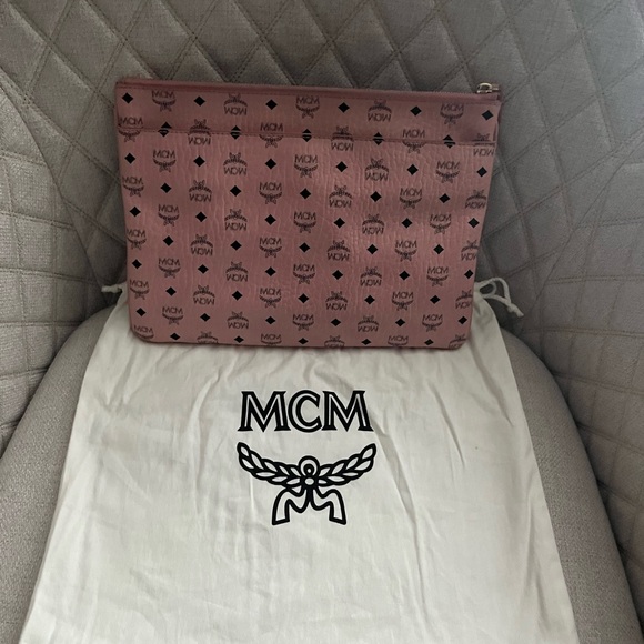 MCM Visetos crossbody or clutch bag 11x8 in pink excellent condition - Picture 3 of 10